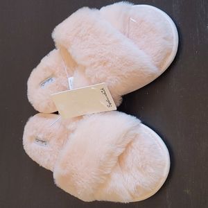 SPLENDID pink fuzzy slipper